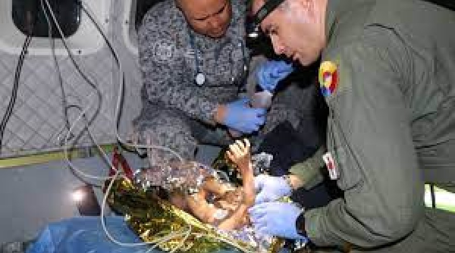 Crianças mais velhas tiveram que mover o corpo da própria mãe para conseguir retirar a bebê dos destroços do avião na Colômbia