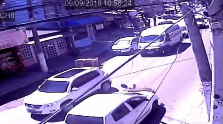 Assista ao Vídeo - Homem se joga na frente de carro para fingir que foi atropelado