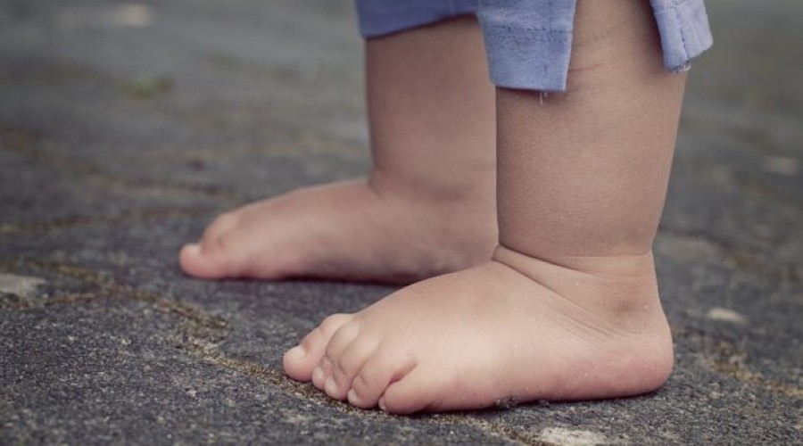 Mãe encontra sangue na vagina de bebê e denuncia abuso em creche
