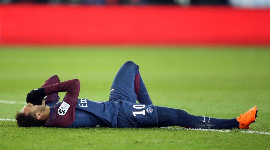 Neymar vai operar e só volta a jogar um mês antes da Copa