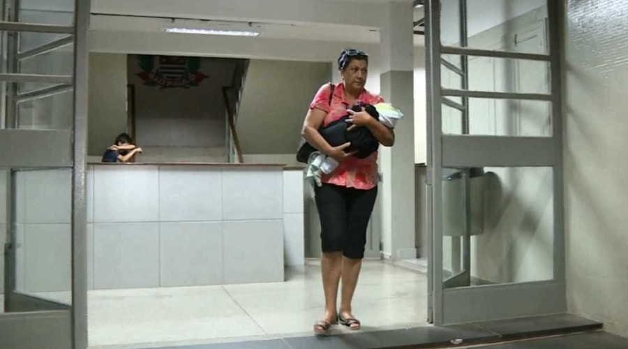 Mulher tenta trocar neto de 4 meses por bebida em bar