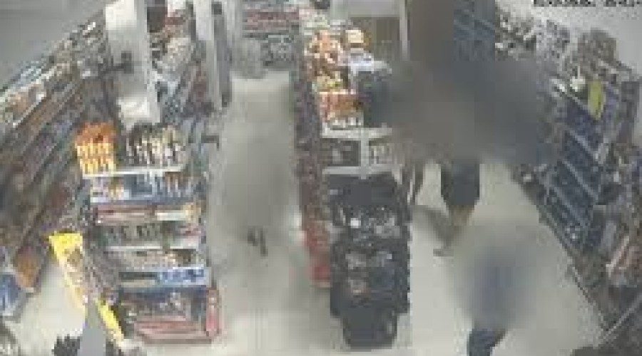 Vídeo: Com criança e clientes no local, criminosos invadem e atiram rouba alguns pertences em comércio