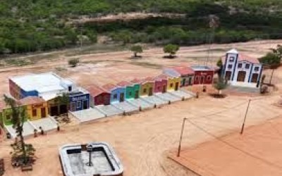 Com igreja e casinhas coloridas, cantor constrói ‘mini cidade’ inspirada no Nordeste antigo dentro de sua fazenda