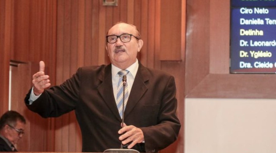 Governo mente sobre piso e prejudica professores estaduais, afirma César Pires