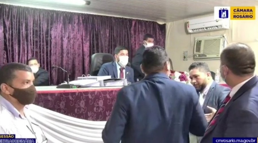 Cassado Prefeito de Rosário: Carlos do Remédio toma posse como prefeito interino; vídeos mostram policiai momento de tensão na Câmara