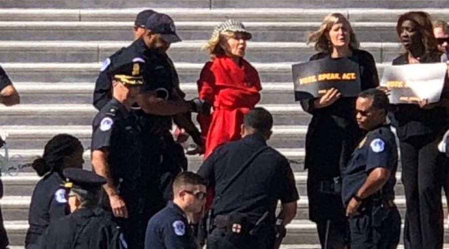Assista aos Vídeos: Jane Fonda é presa ao participar de protesto contra mudanças no clima em Washington