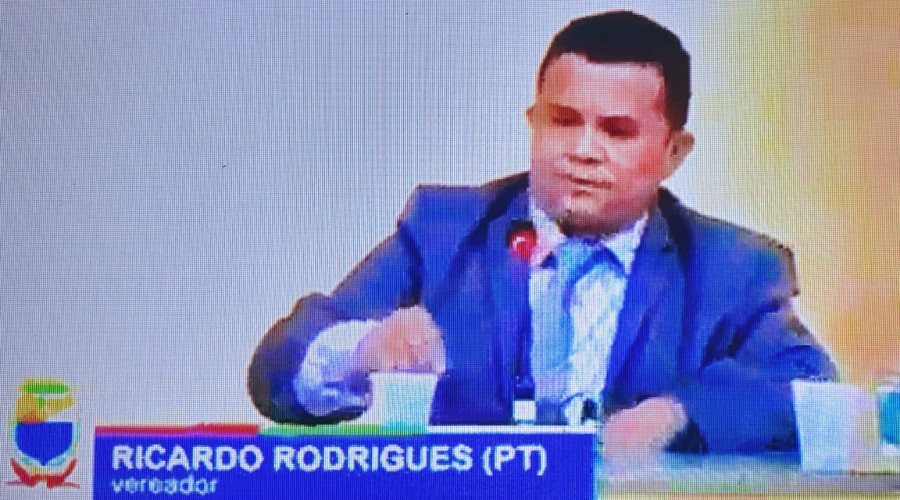 Assista o Vídeo - CAXIAS/MA: Vereador denuncia cobrança de pedágio na Prefeitura para falar com o prefeito…