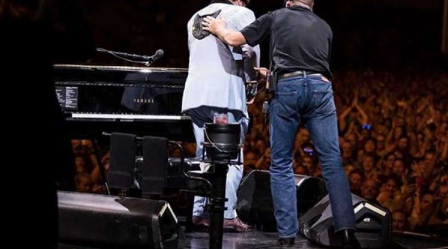 Elton John interrompe shows por motivos de saúde
