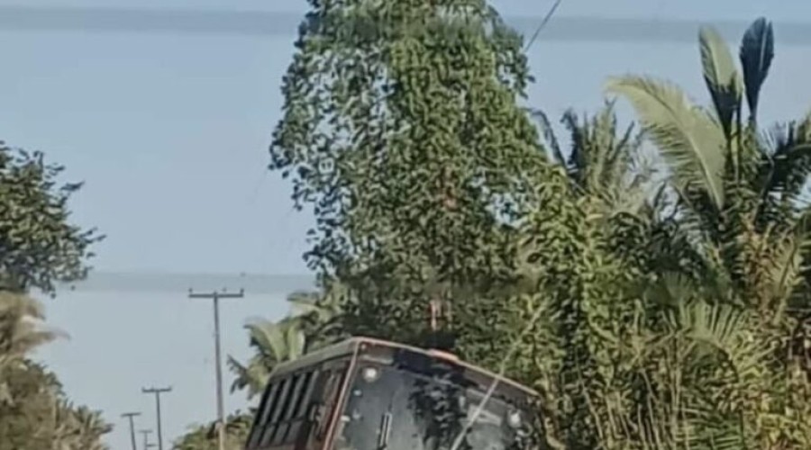 Ônibus do transporte escolar de Matões do Norte sofre acidente e quase cria uma tragedia