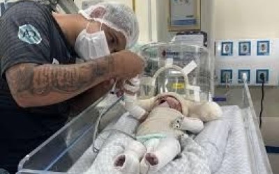 Pai é demitido após faltar ao trabalho para ficar com o filho na UTI: 