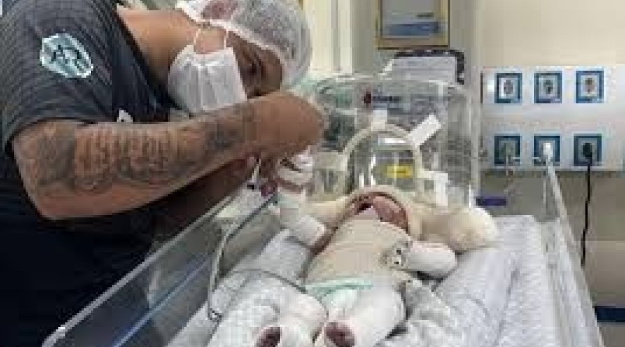 Pai é demitido após faltar ao trabalho para ficar com o filho na UTI: 