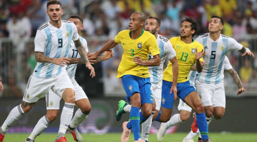 Brasil vence a Argentina com gol de Miranda aos 47 do segundo tempo