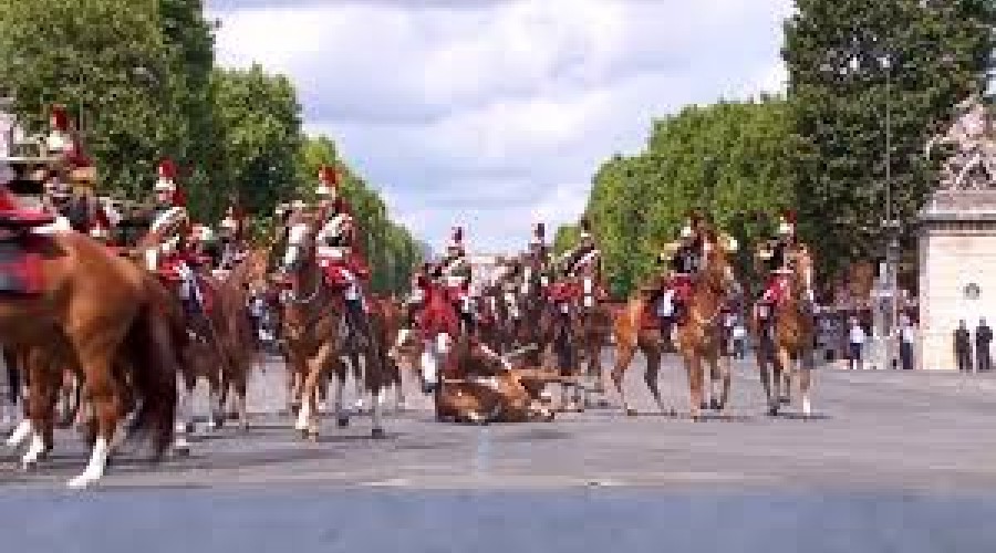 VÍDEO: Tombo de cavalo e soldado sangrando roubam a cena em desfile no Dia da Bastilha na França