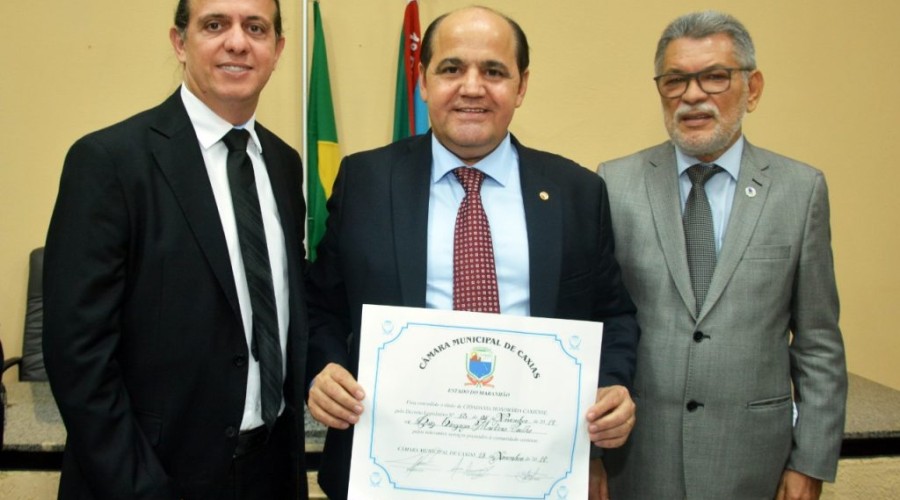 Prefeito de Caxias, Fábio Gentil, cumprimenta Luiz Gonzaga, procurador-geral do MPMA, pelo Título de Cidadania Caxiense