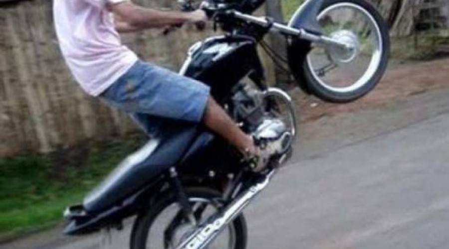 Empinar pneu de moto agora dá cadeia após mudanças na lei