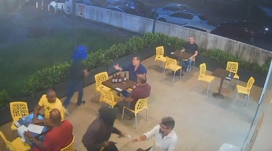 VÍDEO: Câmera flagra assalto à conveniência na Av. dos Holandeses