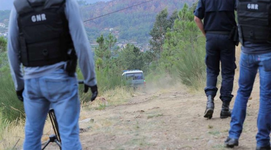 Homem instalou localizador no carro da mulher para a seguir