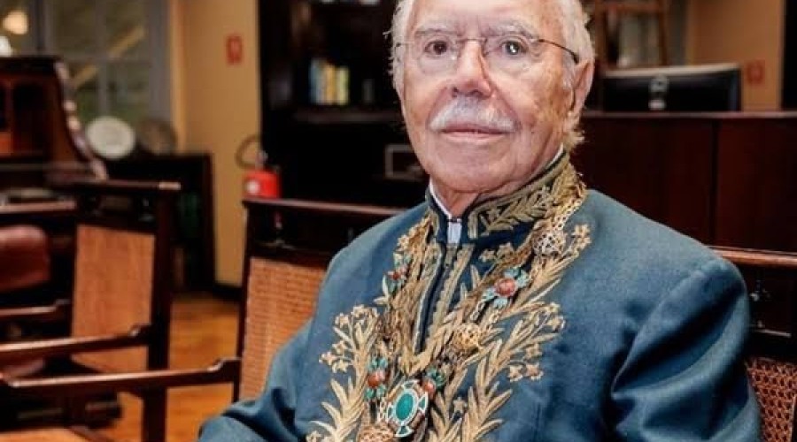 Sarney passa por exames em SP uma semana após internação por pneumonia