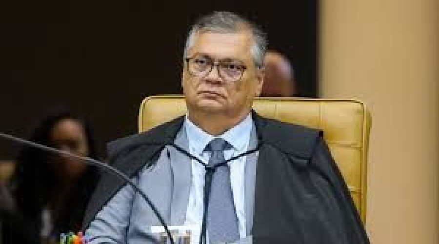 Dino mantém tornozeleira em promotor acusado de cobrar propina de R$ 3 milhões