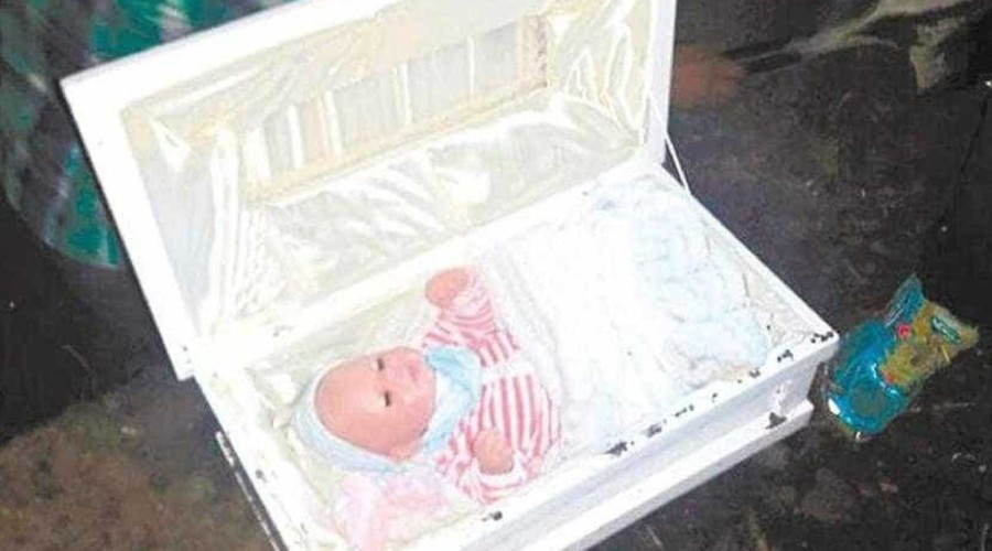 Pai exuma corpo do filho e descobre que esposa enterrou boneca