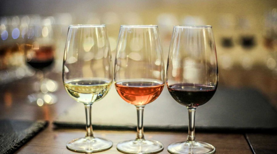 O que acontece ao corpo quando consome menos bebidas alcoólicas Quando moderado, o consumo de bebidas pode não ter um impacto muito significativo na saúde, contudo, os exageros podem mesmo ser mais penosos do que a maioria pensa