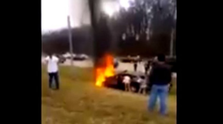 ASSISTA AO VÍDEO: Homem fica preso em carro em chamas e mulher filma a cena dramática pedindo a intercessão de Jesus