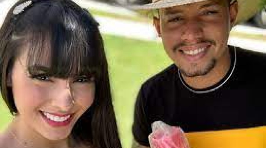 Vídeo: Juliana Bonde grava clipe com vendedor de copos que tem voz semelhante a de Gusttavo Lima