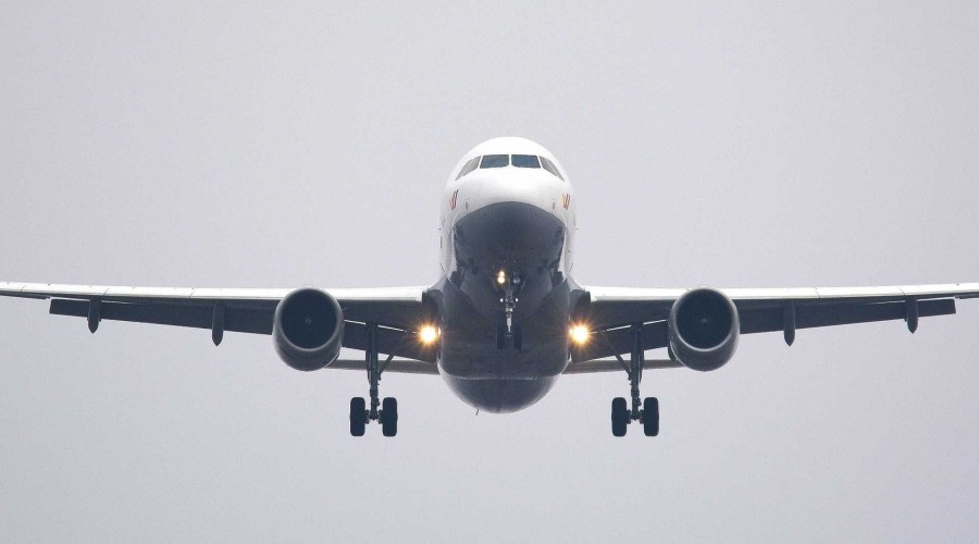 Dois aviões colidem no ar na Alemanha