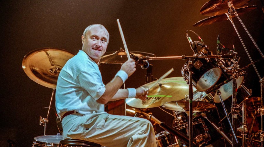 Phil Collins não consegue tocar bateria devido a problemas de saúde