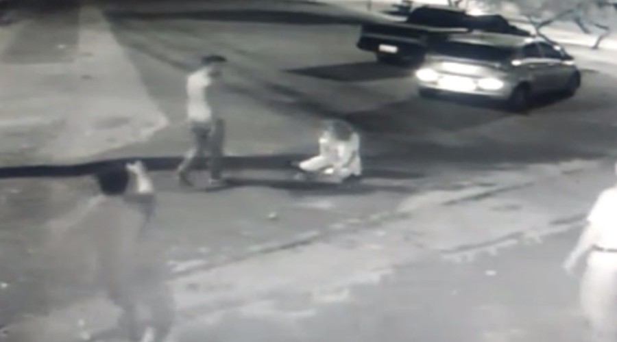 Vídeo mostra suspeito chutando e batendo cabeça da namorada no chão