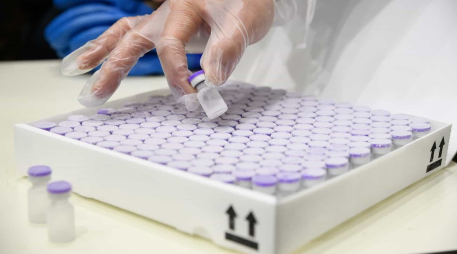 Grupo de políticos e empresários compram vacinas e imunizam familiares