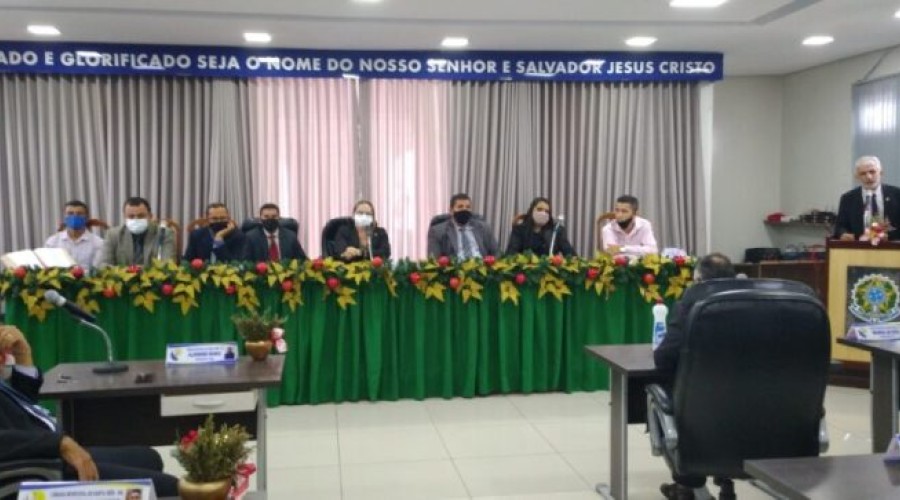 Câmara de Santa Inês paga R$ 16 mil por 17 quadros com fotos de vereadores