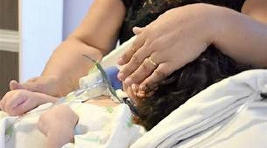 Criança, de 1 ANO, é internada após ENGOLIR COCAÍNA e ficar com a BOCA SANGRANDO; mãe é usuária de drogas e tem 20 anos