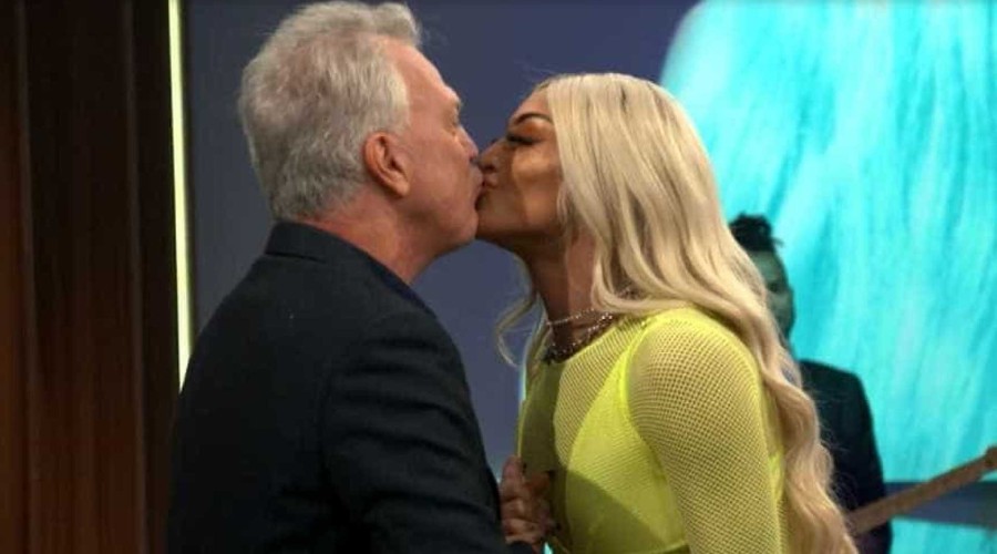 Pedro Bial dá selinho em Pabllo Vittar: 'Não me faz menos homem'