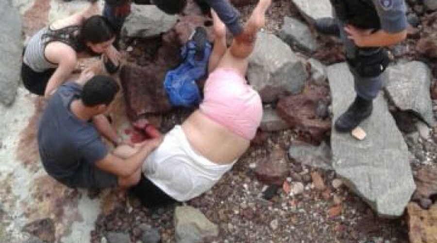 ASSISTA AO VÍDEO: Mureta cai e jovem despenca de altura de 4 metros na Ponta D’areia