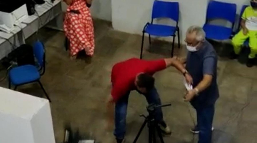 Assista Vídeo:Ex-prefeito Paulo Marinho perde as estribeiras no setor de Tributação de Caxias e quebra filmadora…
