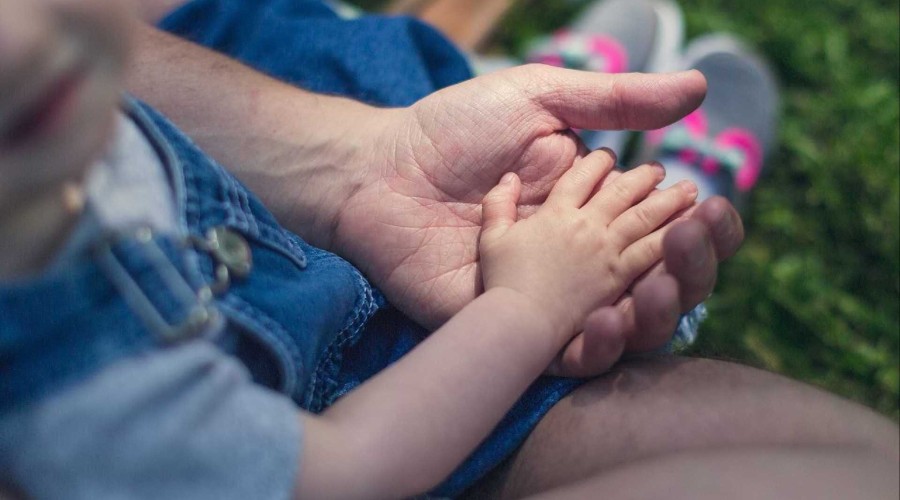 Casal é preso após suspeita de espancar e matar filha de 5 anos
