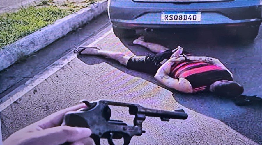 Vídeo mostra momento em que homem é baleado e cai no meio de avenida no Anil; um suspeito foi preso