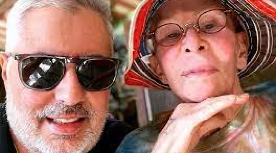 Rita Lee teve alta médica e já voltou para casa, diz marido