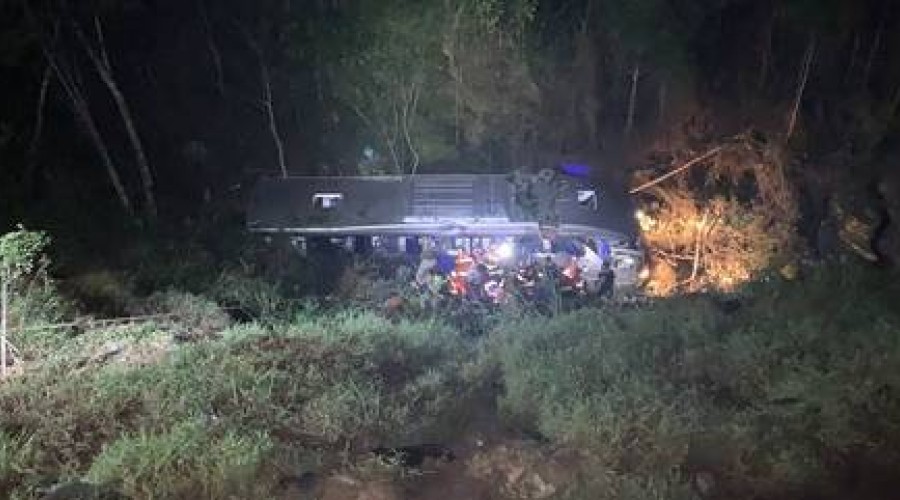 Ônibus que caiu em ribanceira transportava 37 pessoas a mais