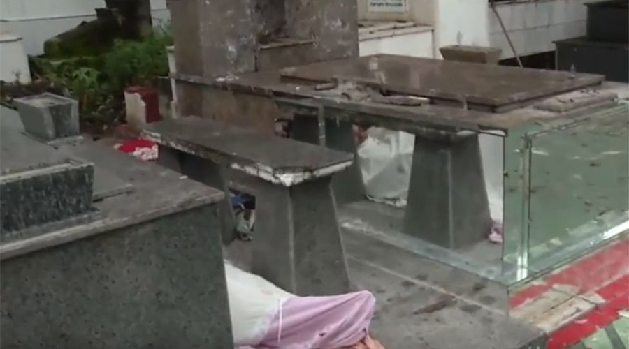 Assista ao Vídeo: Macabro mas real: mulher se apaixona por homem que já morreu e dorme ao lado do amado em cemitério de Belém do Pará