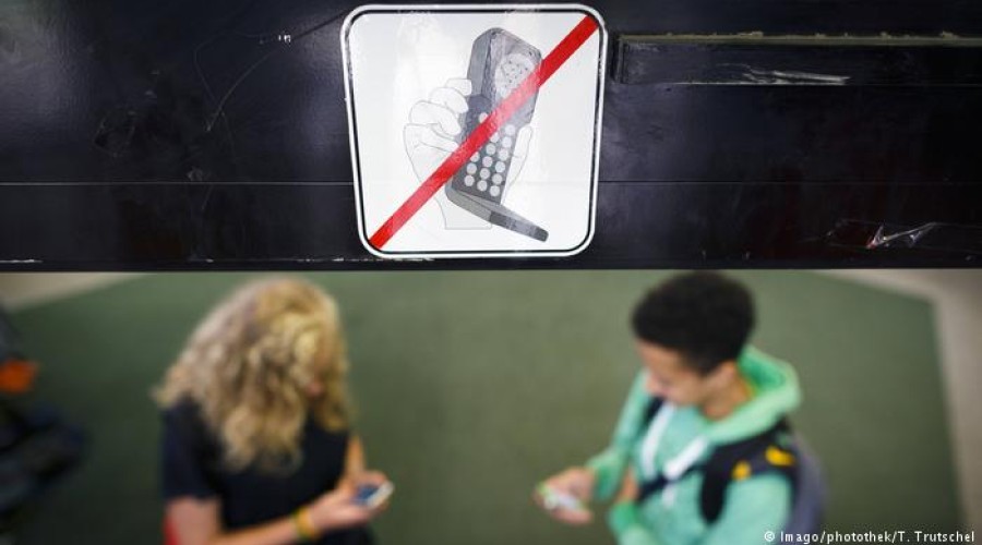 França bane celulares das escolas