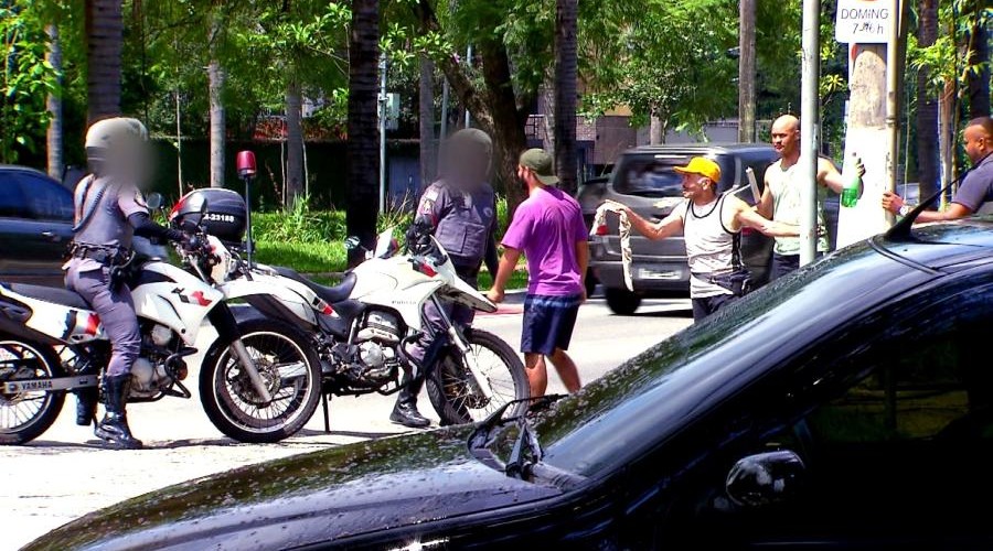 Ivo Holanda é enquadrado por policiais em gravação de pegadinha