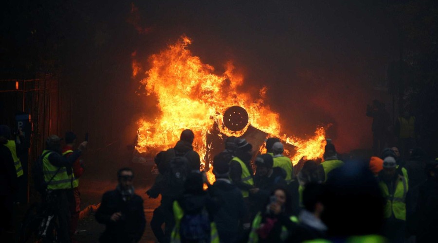 Mais de 287 são presos e 110 ficam feridos durante protesto em Paris