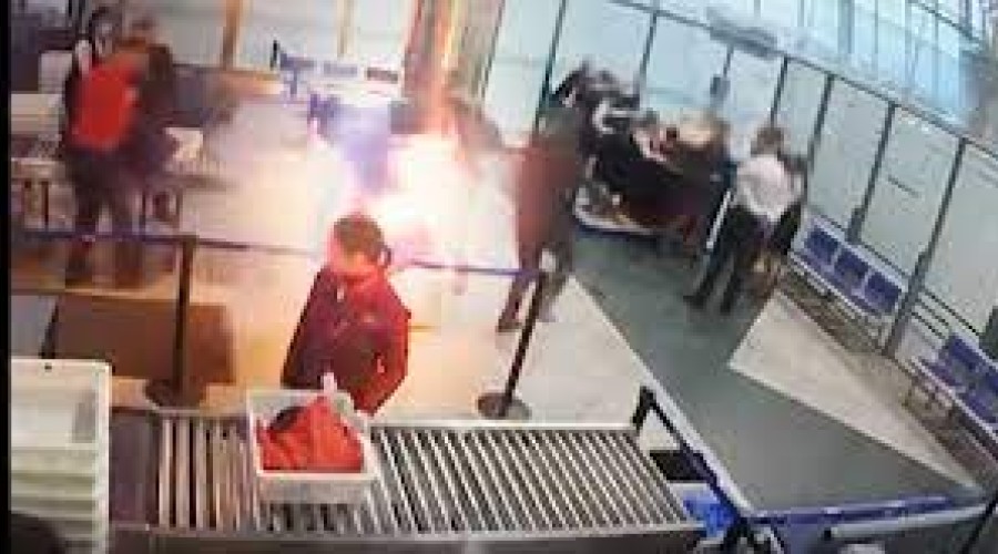 Carregador de telefone explode em mochila e causa correria em aeroporto