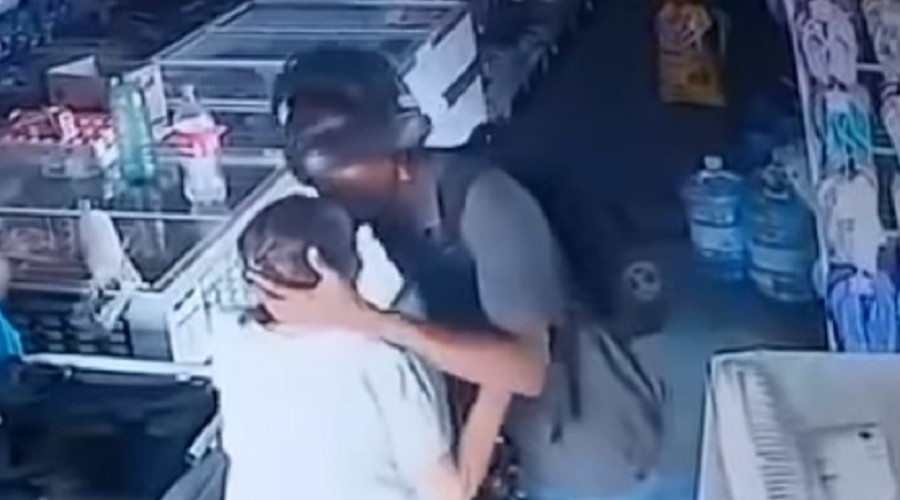 Assista ao Vídeo: Criminoso beija idosa durante assalto a comércio no Piauí