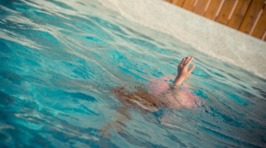 Menina morre afogada em piscina em MT; tia acha corpo