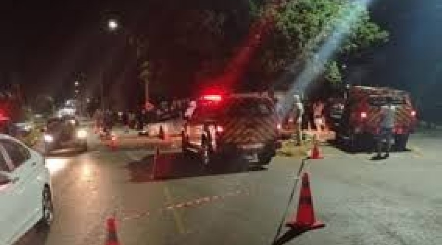 Acidente de carro deixa uma pessoa morta e três feridos, em Goiânia