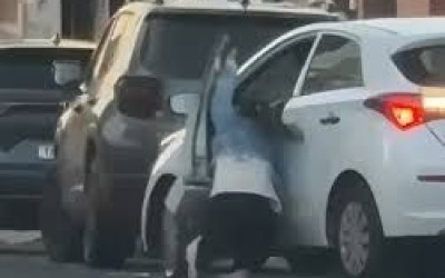 Mulher entra em luta corporal com bandido durante roubo de carro; veja vídeo