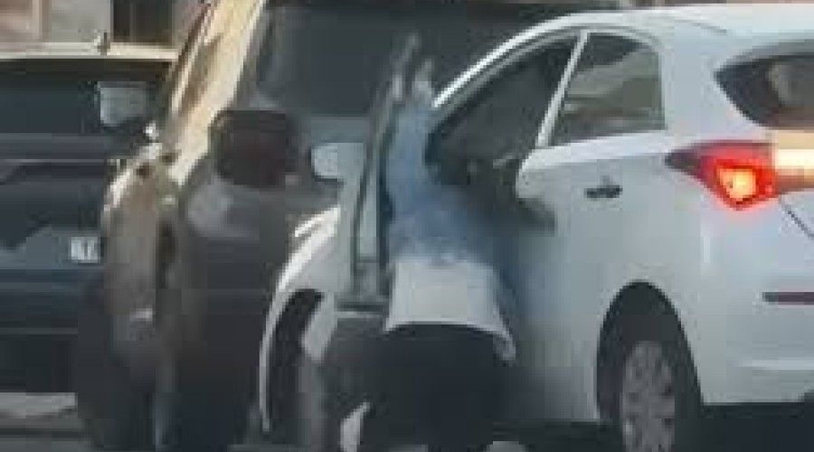 Mulher entra em luta corporal com bandido durante roubo de carro; veja vídeo